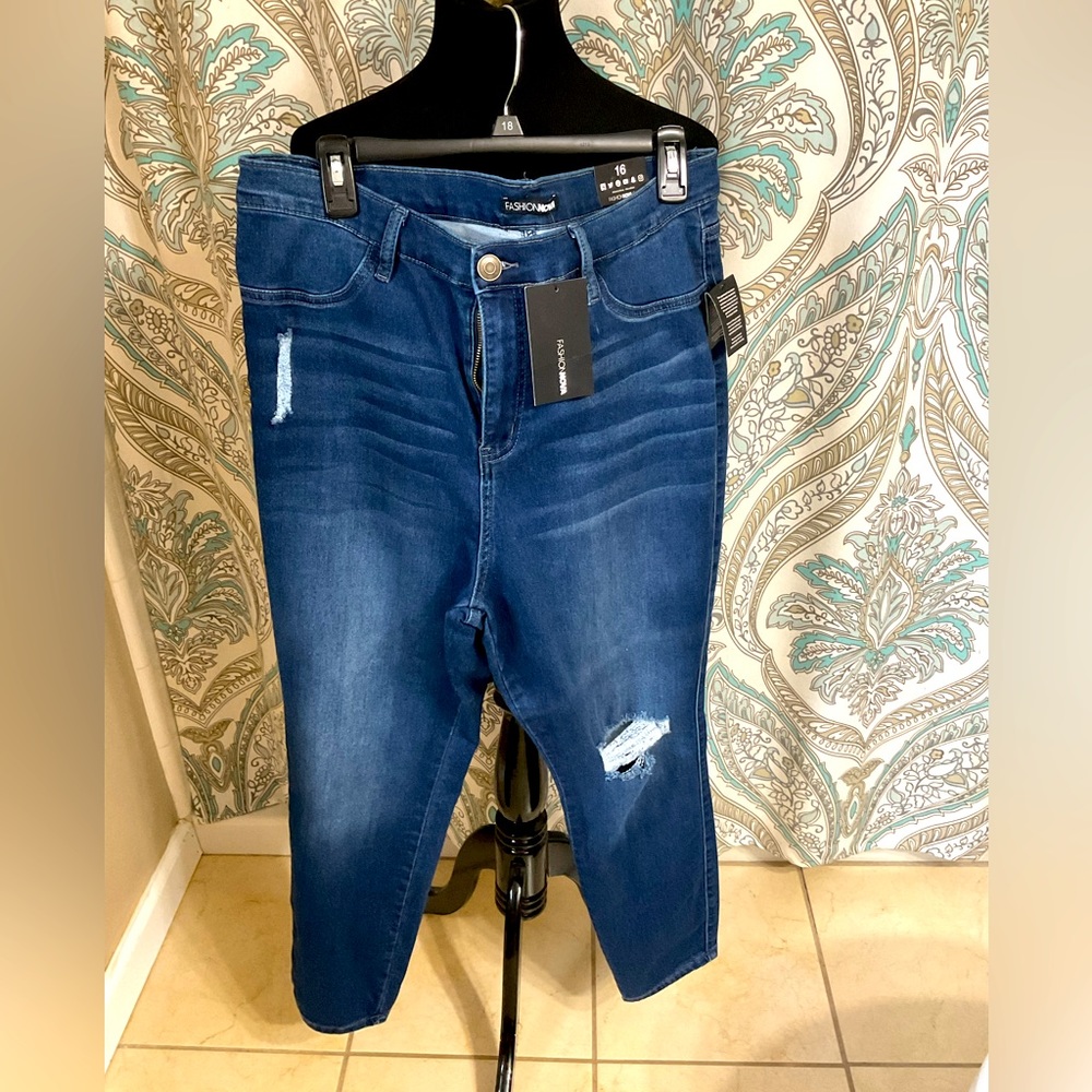 BNWT FASHION NOVA DISTRESSED JEANS SIZE 16